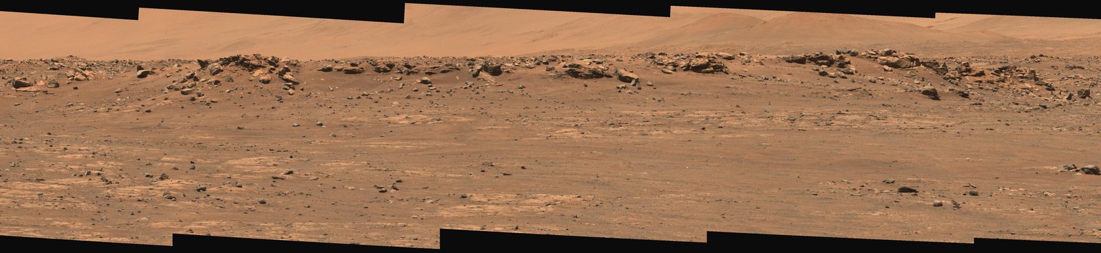 Paisagem rochosa de Jezero fotografada pelo rover Perseverance em Marte