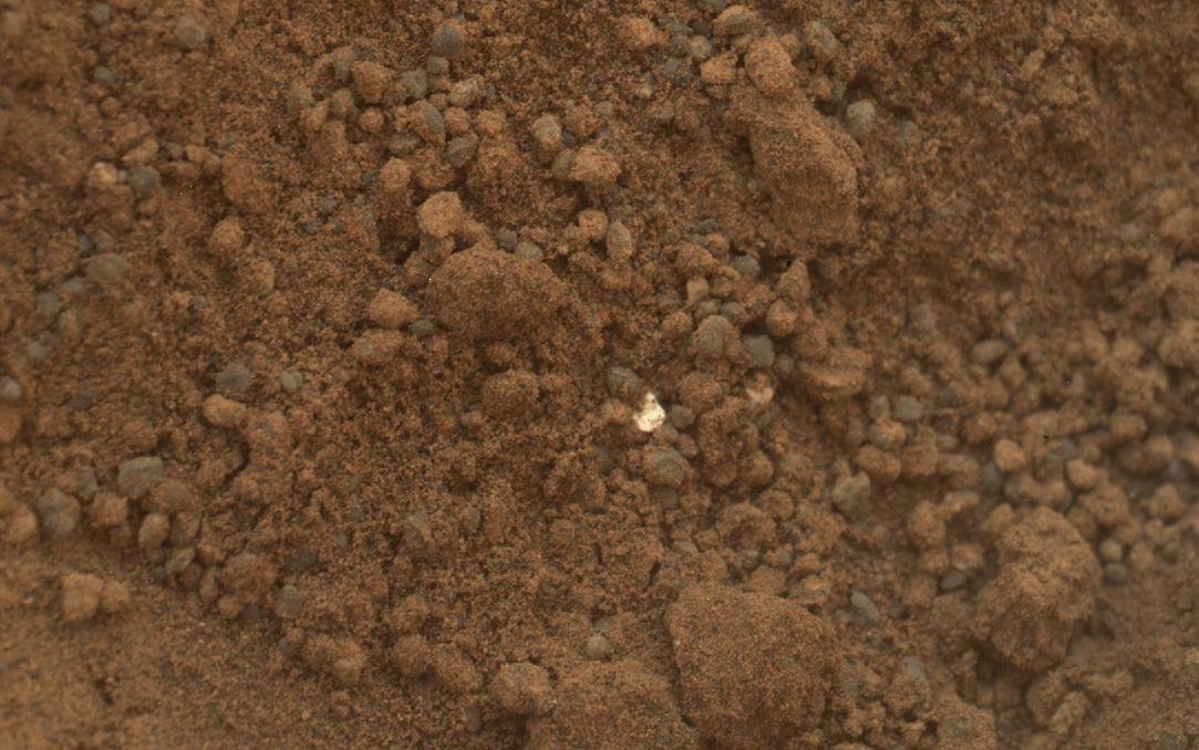 Detalhe do solo marciano escavado pela pá do rover Curiosity em Rocknest